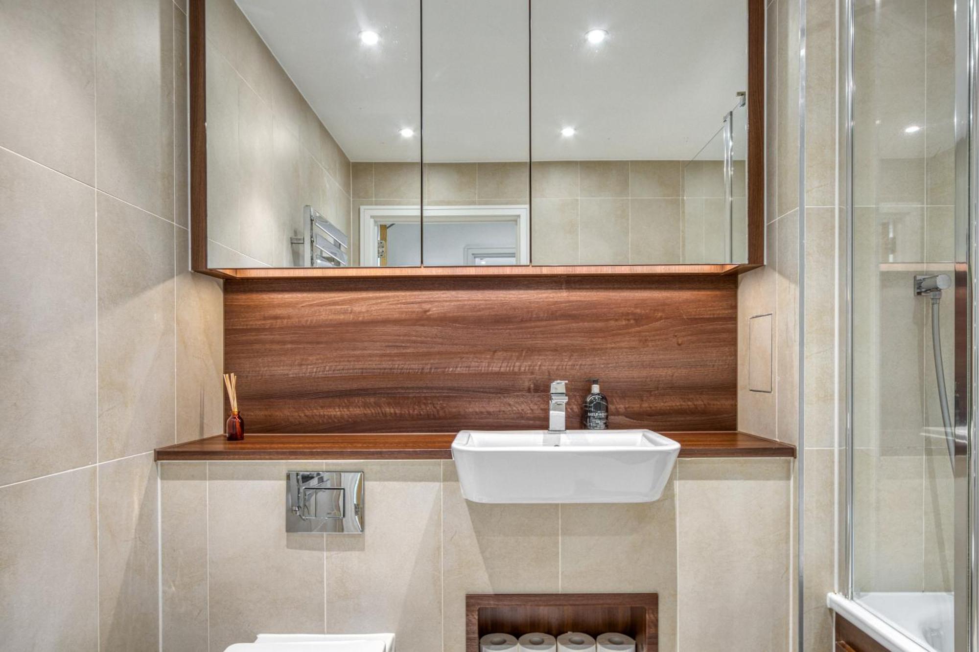 Stylish And Spacious- One Bed In Nine Elms Лондон Екстериор снимка